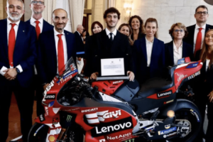 Les stars italiennes du MotoGP reçoivent l’honneur d’« Ambassadeur de la diplomatie sportive »