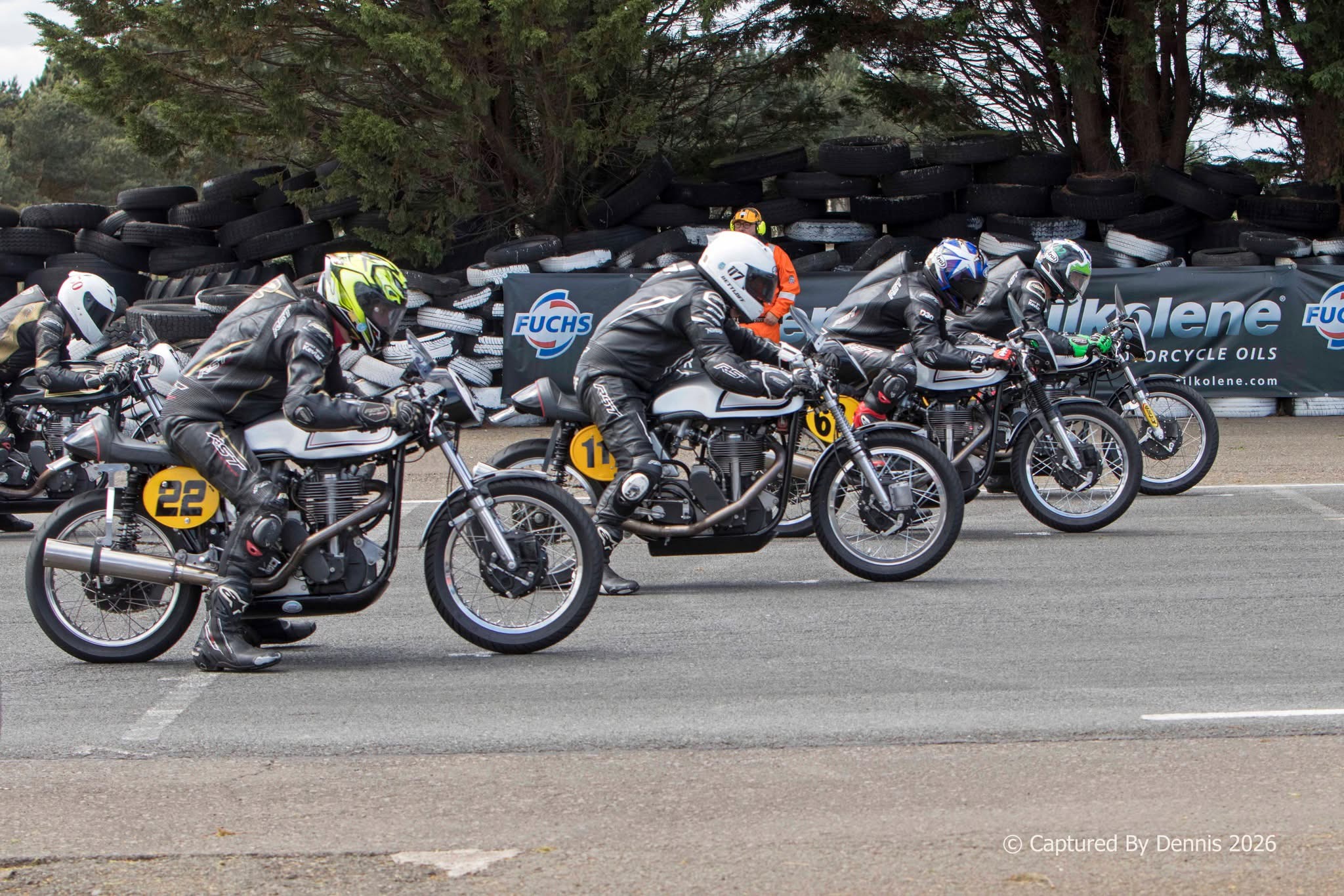 Manx Nortons sur la piste de course