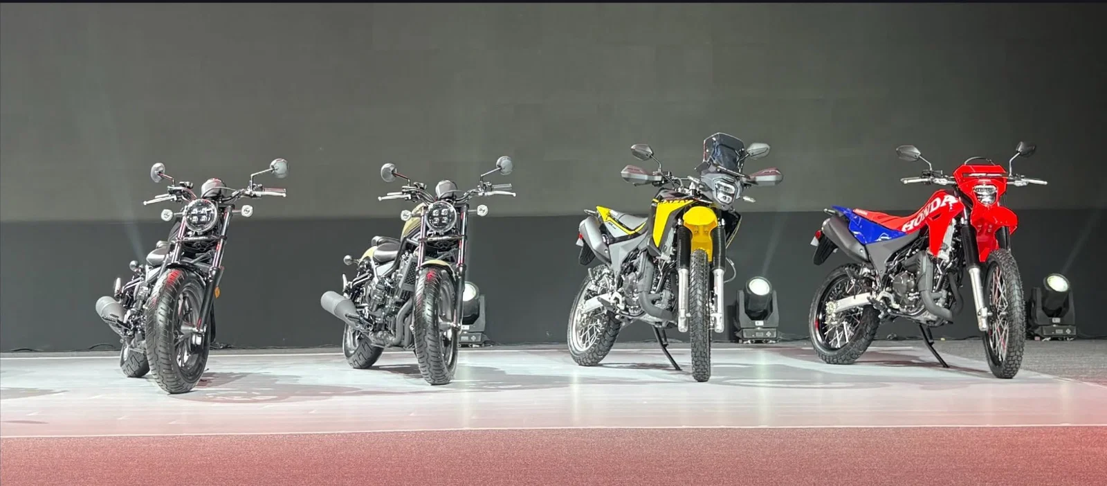 Les nouveaux XR300L et XR300L Rally aux côtés de certains autres vélos de la gamme