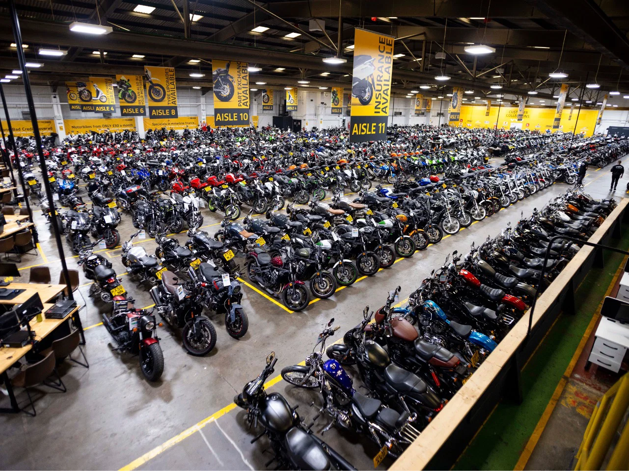 Dans un showroom de SuperBike Factory