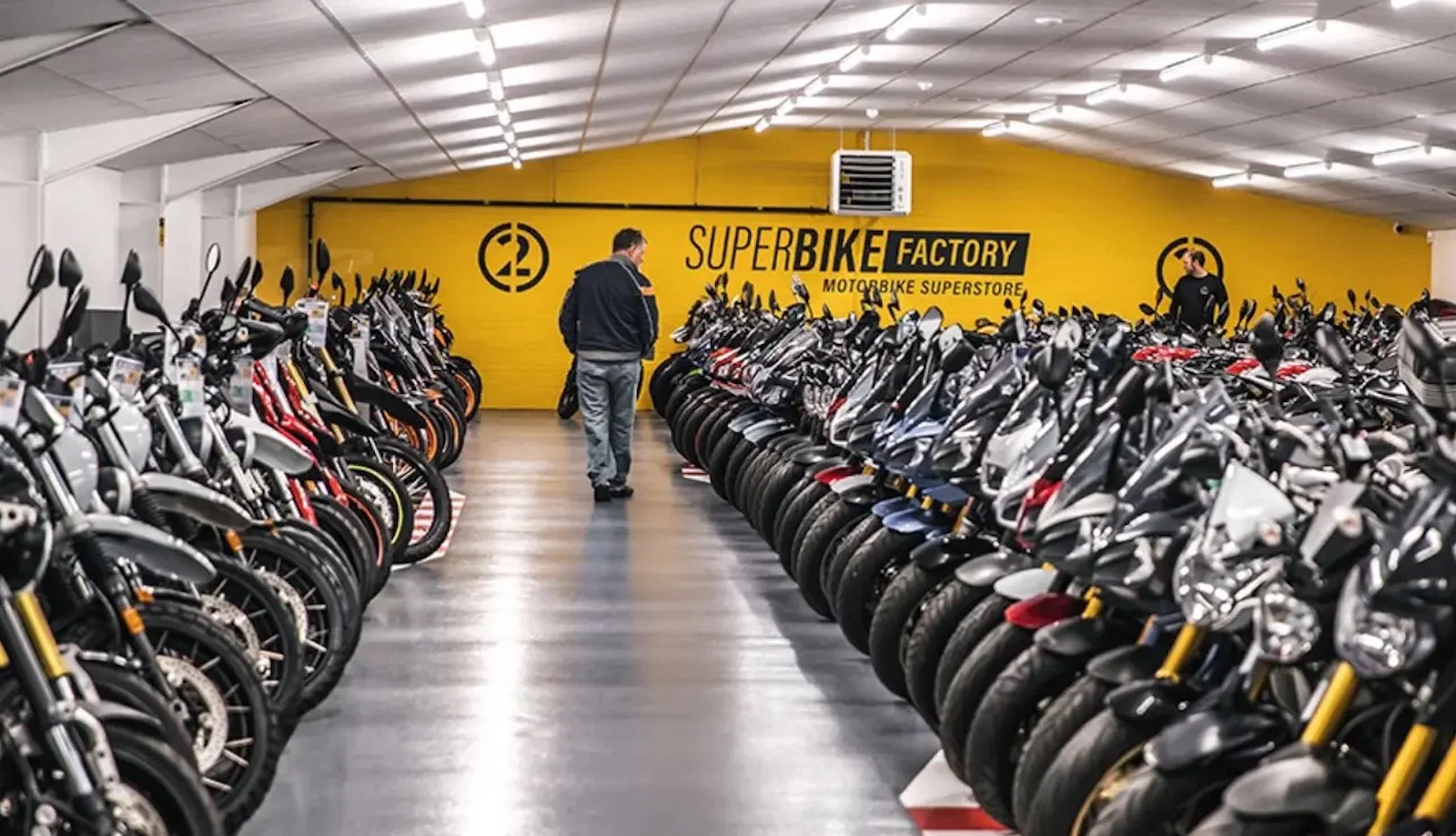 Dans un showroom de SuperBike Factory