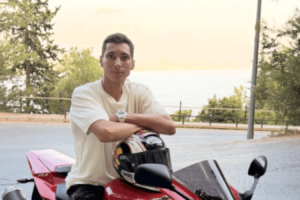 Toprak Razgatlioglu pilote une Yamaha R1 spéciale pendant les vacances d'été du MotoGP