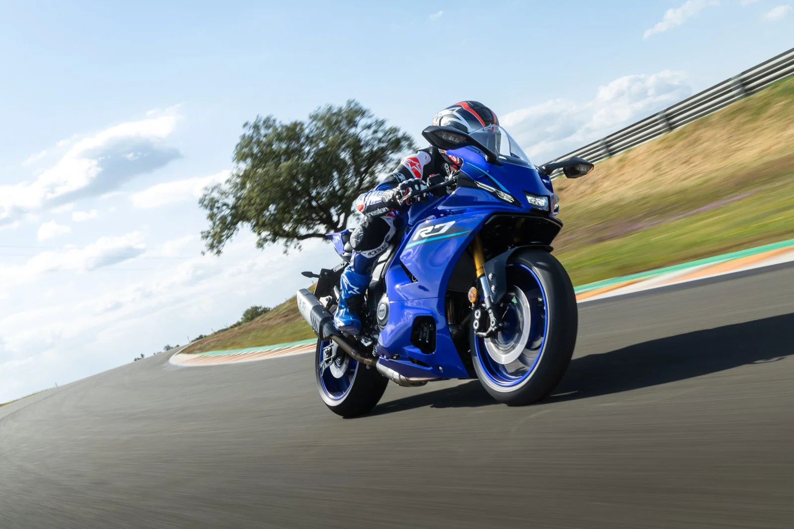 Une Yamaha R7