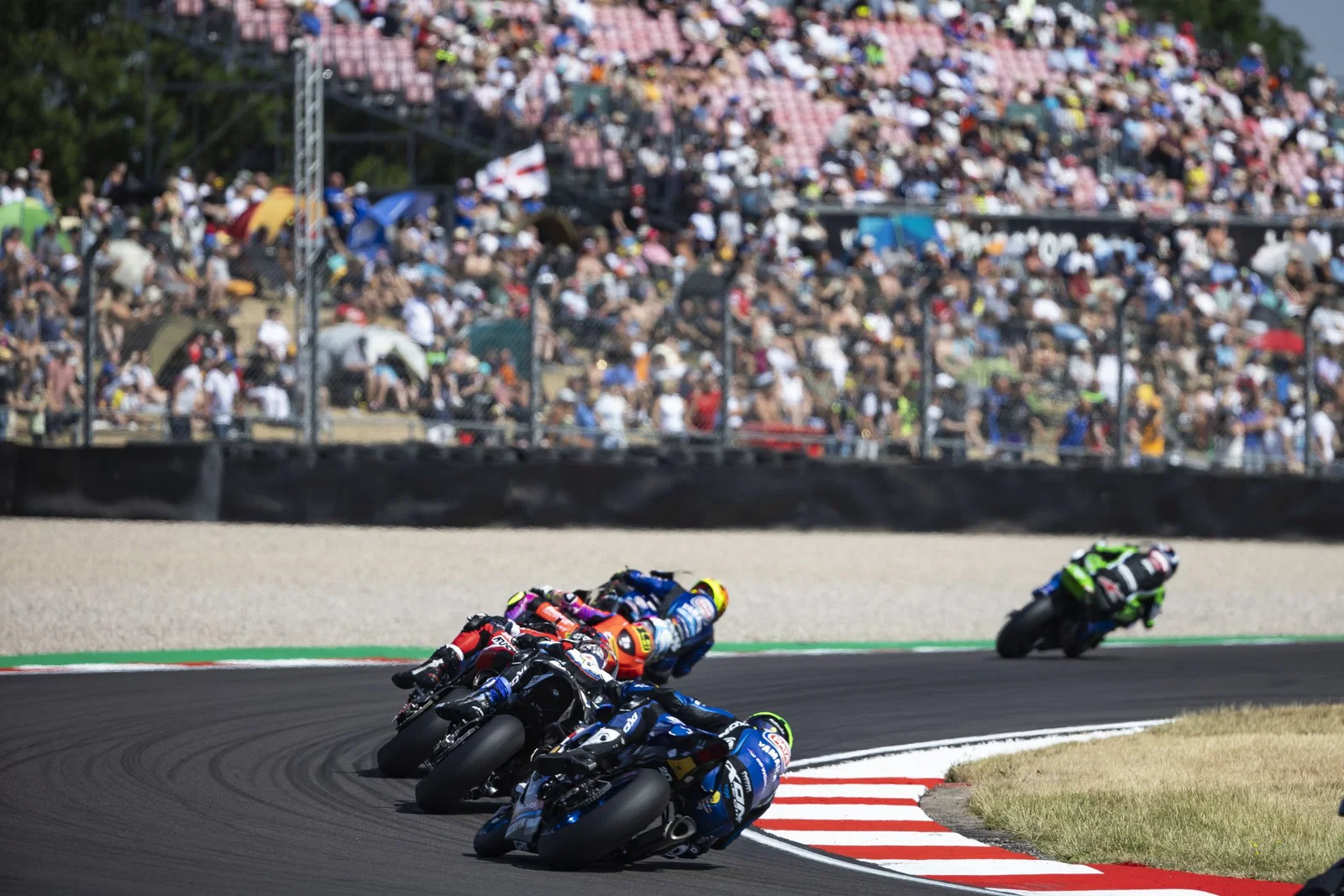 WorldSBK à Donington Park. Crédit : Or et Oie.