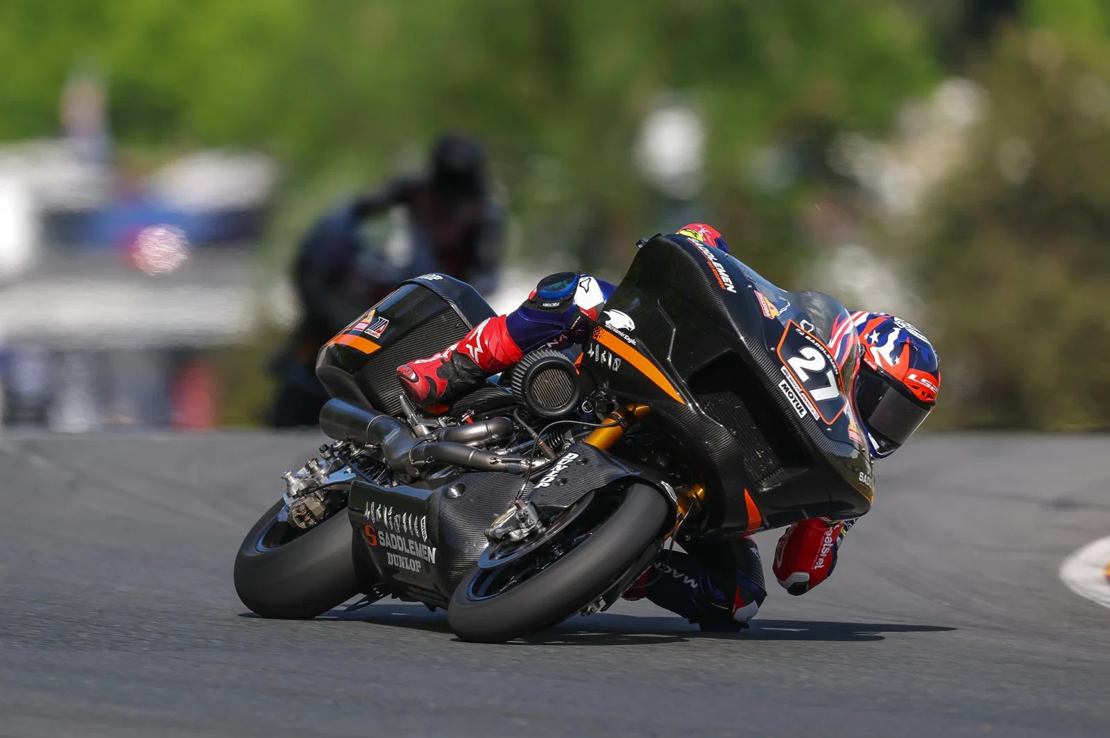 Max Toth au volant d'une Bagger World Cup Harley-Davidson Road Glide