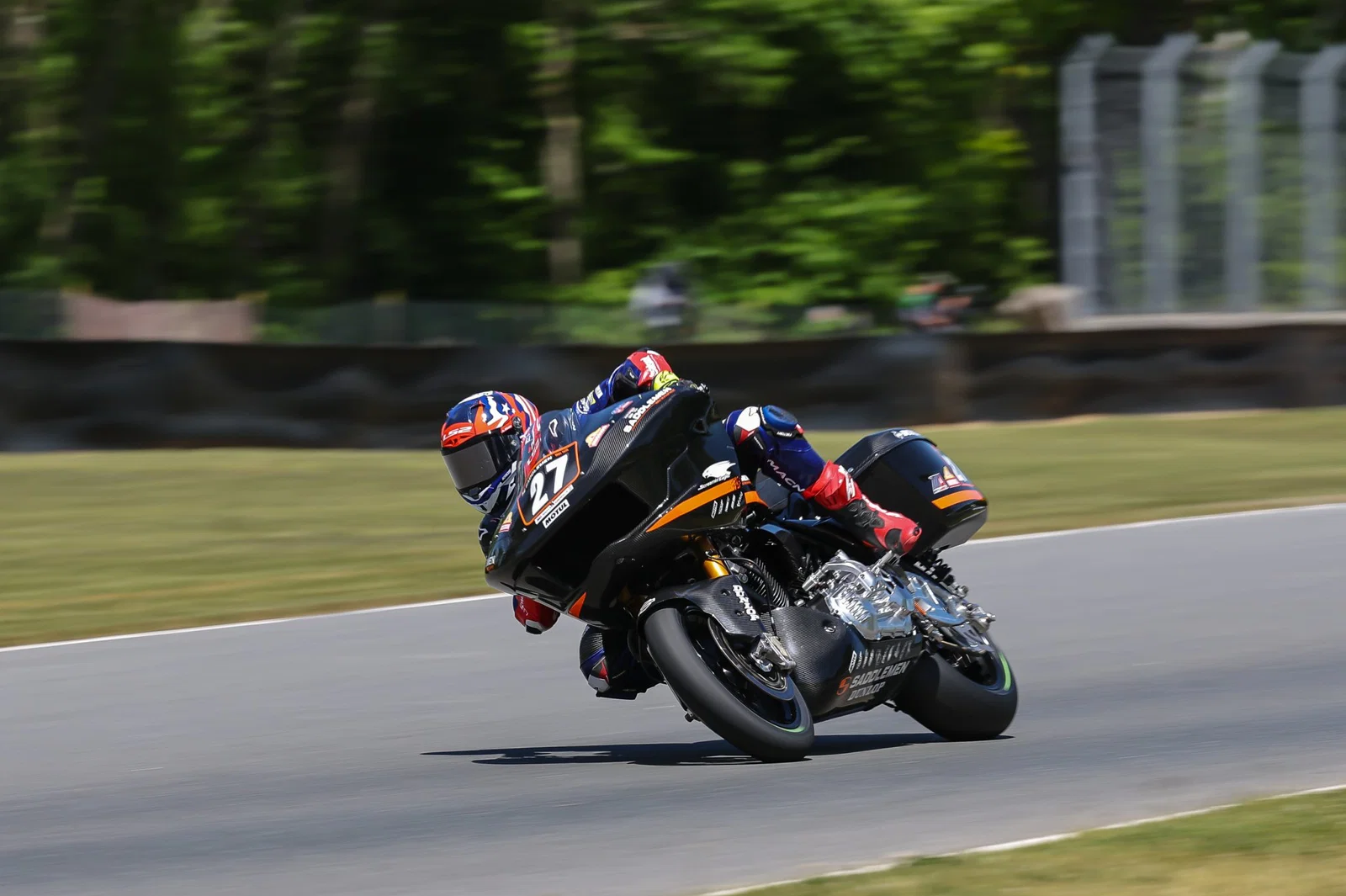 Max Toth au volant d'une Bagger World Cup Harley-Davidson Road Glide
