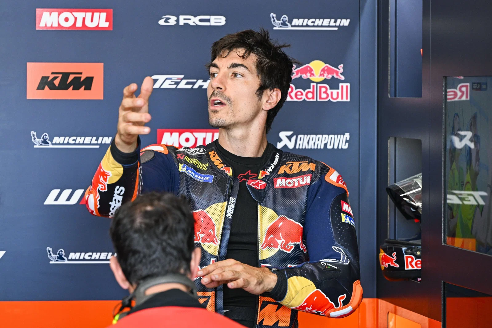 Maverick Vinales faisant des gestes lors d'une course MotoGP. Crédit : Or et Oie.