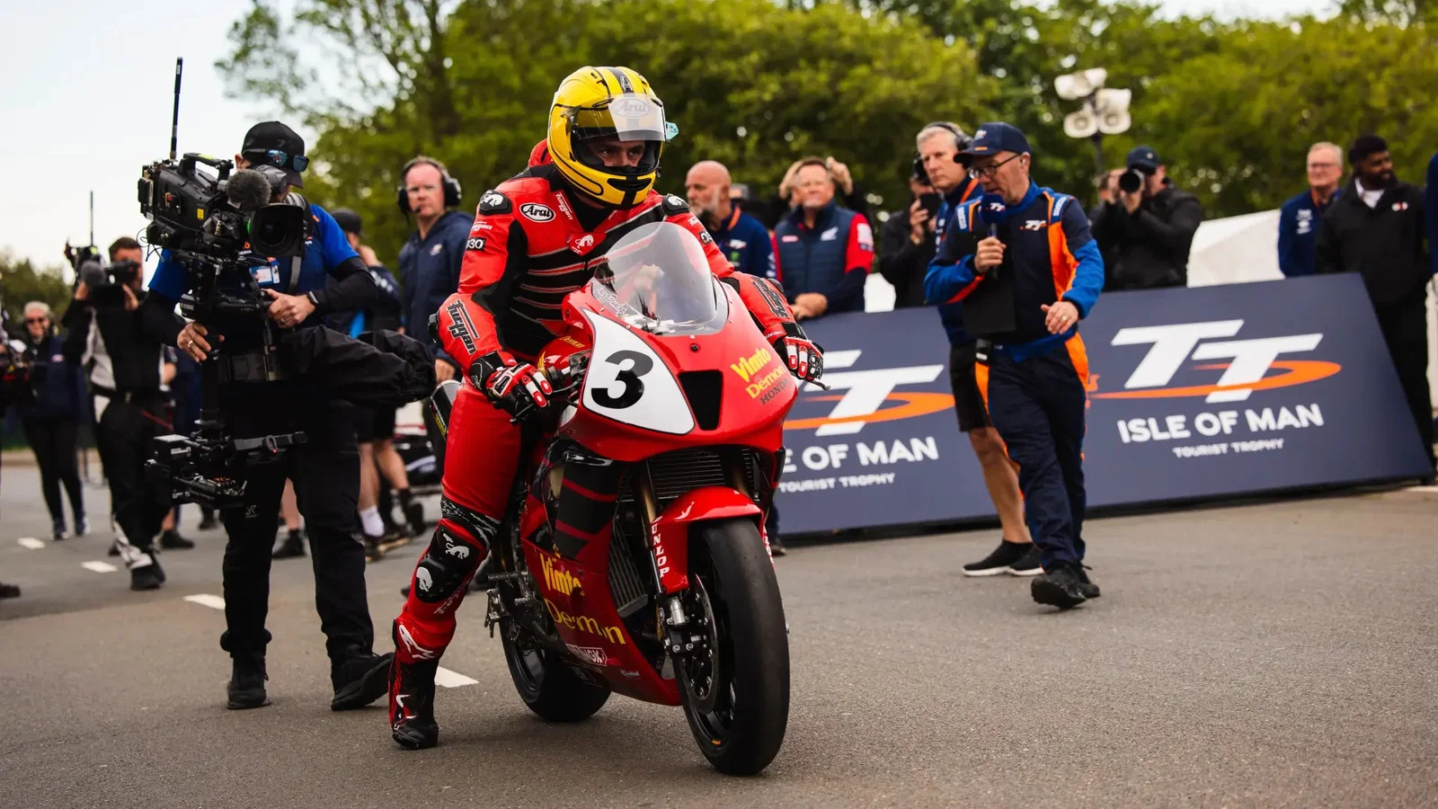 Michael Dunlop effectue un tour spécial TT en l'honneur de Joey Dunlop. Crédit : Île de Man TT.