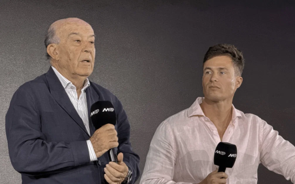Carmelo Ezpeleta, PDG du MotoGP, et Freddie, le fils de Barry Sheene.