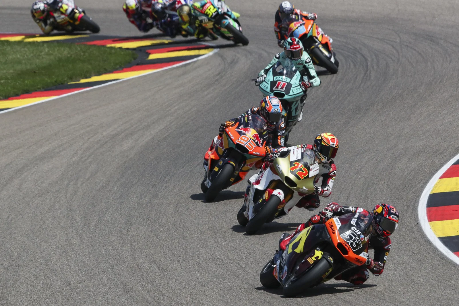 Motos Moto2 en course sur piste | Image : © Or et Oie