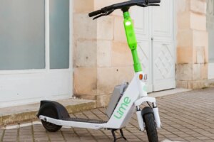 Les scooters électriques sont liés à 3,5 fois plus de lésions cérébrales que les motos, selon une étude