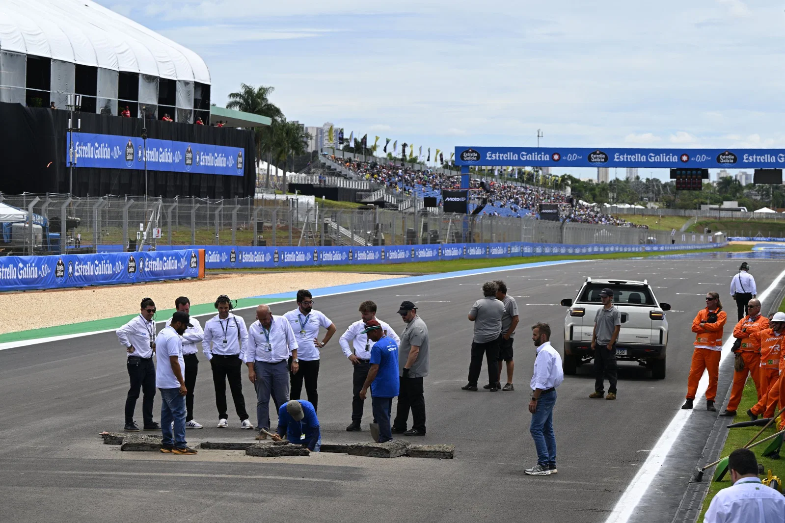 La piste de Goiania au Brésil en réparation après les qualifications MotoGP. Crédit : Or et Oie.