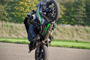 James Bond, cascadeur de Mission : Impossible, révèle sa moto Kawasaki préférée à utiliser