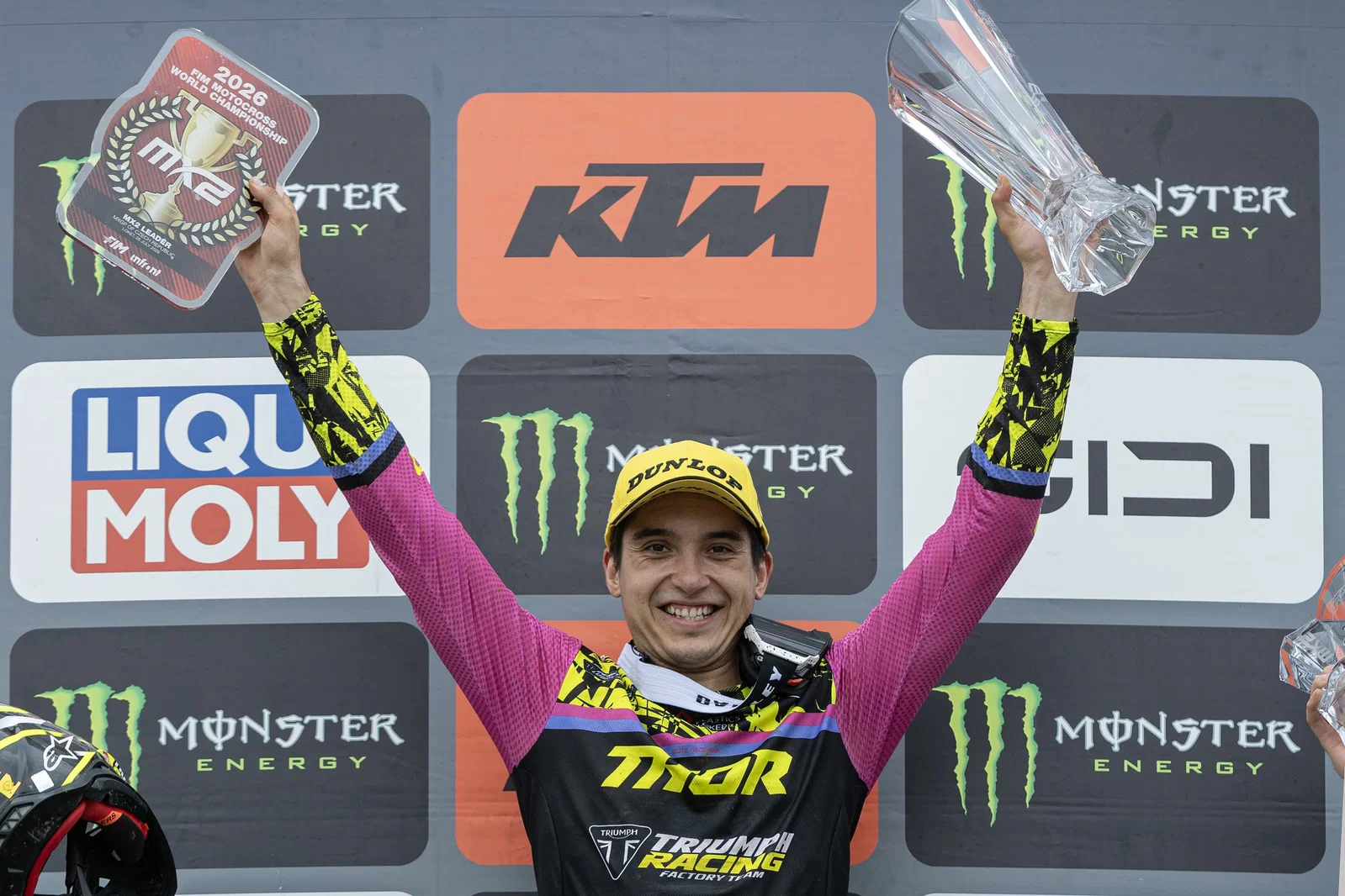 Guillem Farres célèbre une victoire en MX2.