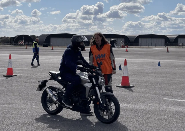 Un jeune cavalier en formation. Crédit : IAM RoadSmart/Facebook.
