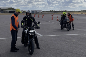 Les jeunes motocyclistes bénéficient d'un encadrement gratuit sur le circuit de Thruxton dans le but de réduire les collisions routières