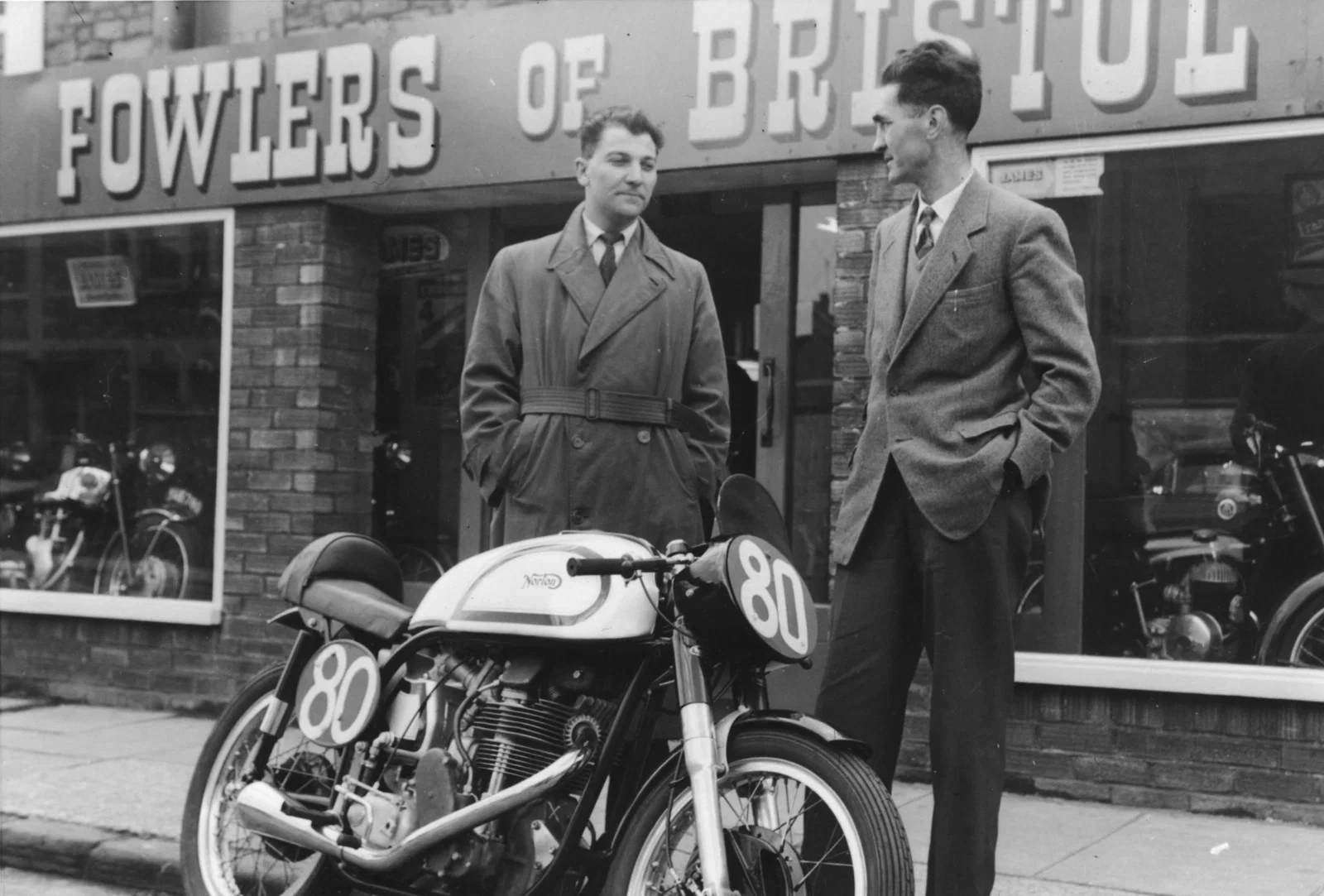 Un Manx Norton devant la concession Fowlers dans les années 1960.