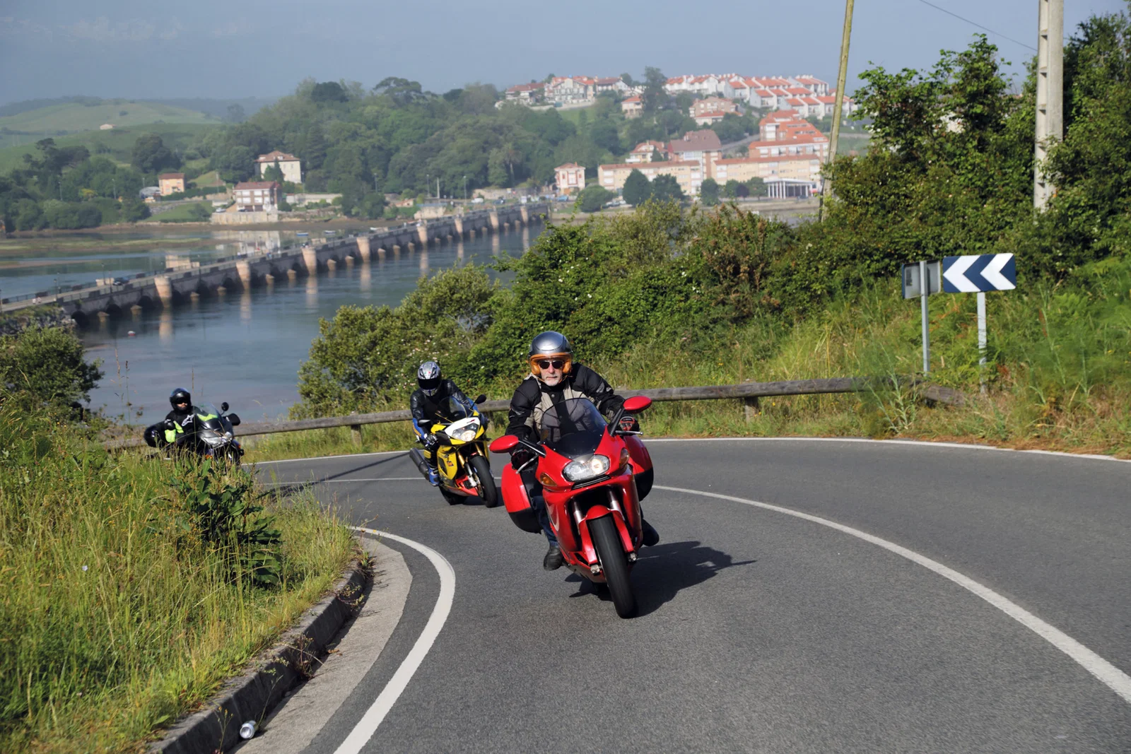 Tourner-la-Bretagne-en-moto