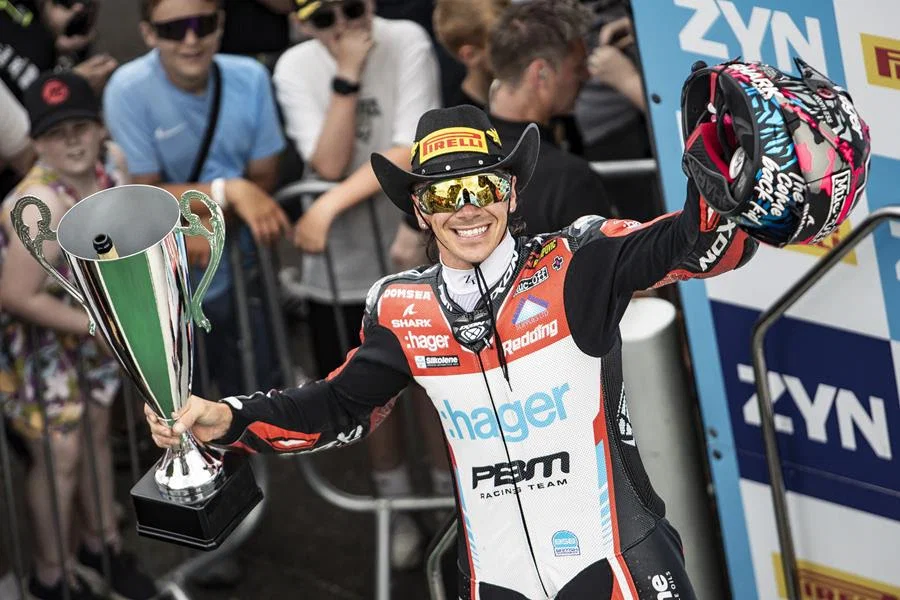 Scott Redding fait la fête après une course BSB.