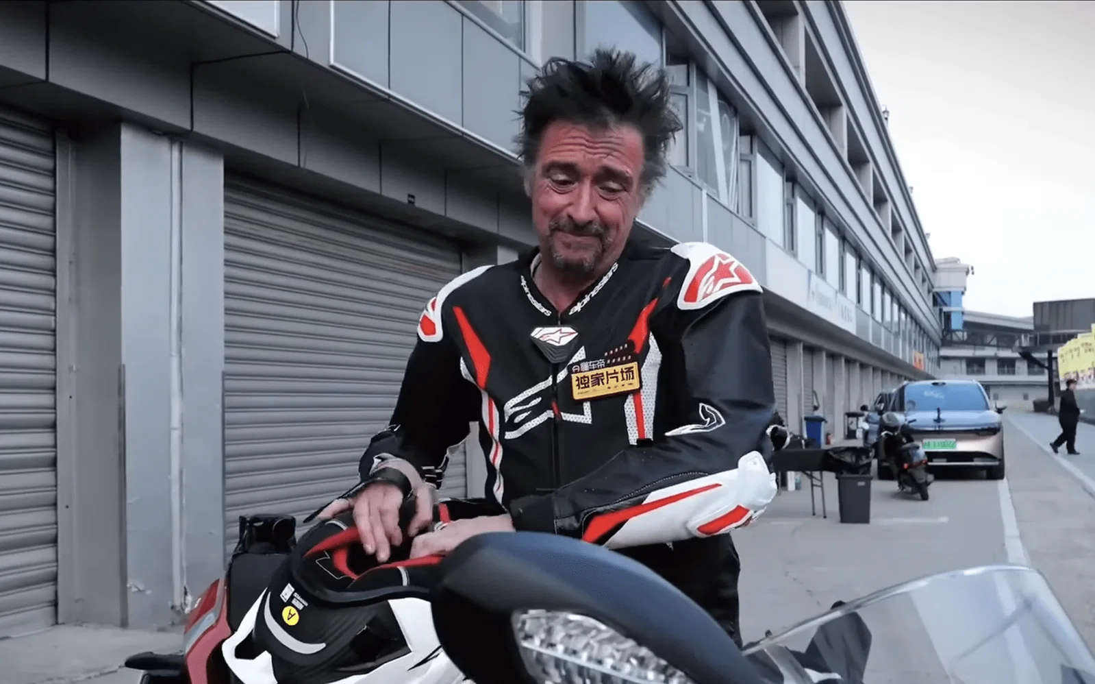Richard Hammond teste la ZXMoto 820 RR et la Ducati Panigale V2