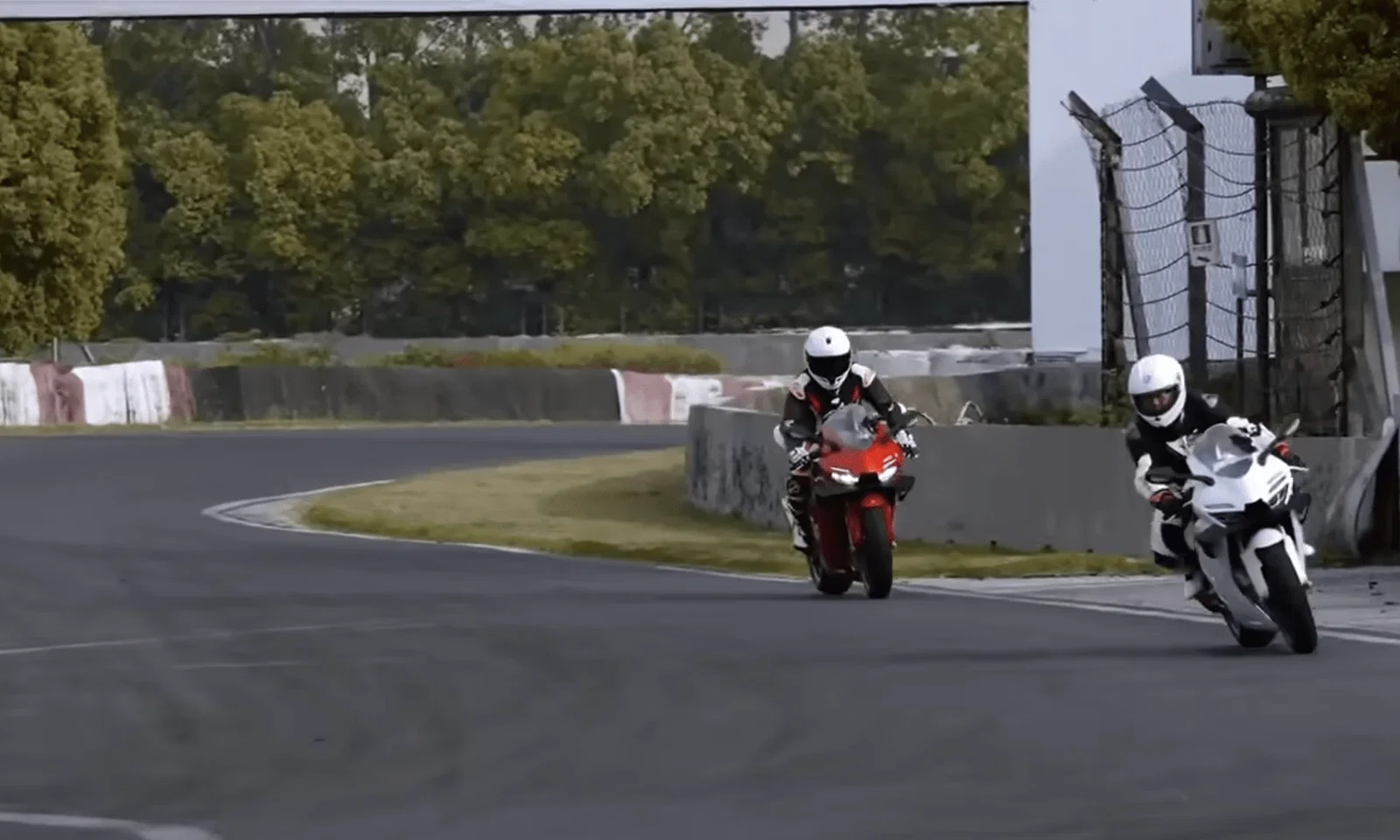 Richard Hammond teste la ZXMoto 820 RR et la Ducati Panigale V2
