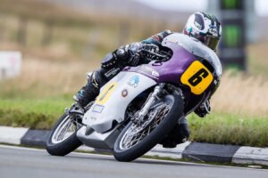 Michael Dunlop donne le ton alors que les qualifications pour le Classic TT démarrent