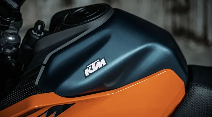 Réservoir de carburant d'une moto KTM.
