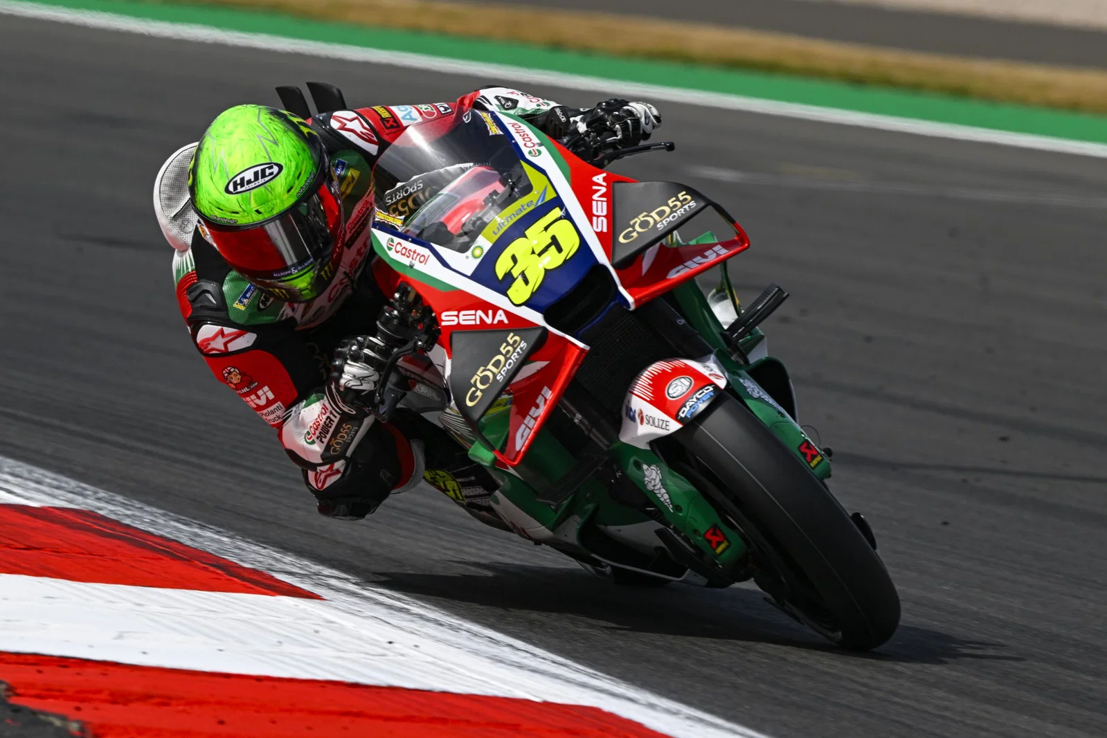 Cal Crutchlow à cheval à Silverstone. Crédit : Or et Oie.