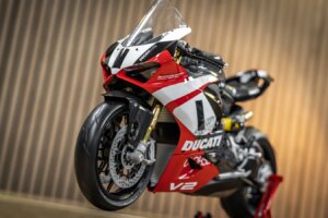 Carl Fogarty et le modéliste Pocher lancent la Ducati Panigale V2 Superquadro Final Edition