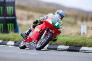 John McGuinness fait reculer les années avec P1 lors des qualifications du Classic TT