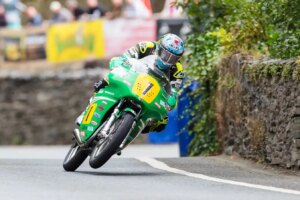 John McGuinness met fin à sept ans d'attente pour la victoire avec une victoire en Classic TT Historic Senior