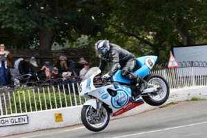 Michael Dunlop mène la Suzuki GSX-R750 à la victoire pour un doublé dominant en Classic TT