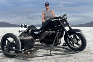 Liane Langlois vise un record de vitesse terrestre inhabituel avec le side-car Rocket III