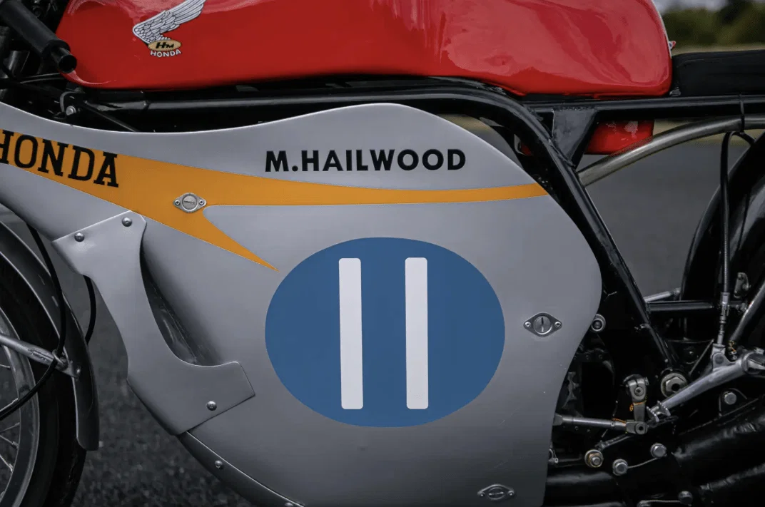L'ex-Mike Hailwood Honda d'origine restaurée de 1966. Crédit : Iconic Auctioneers.