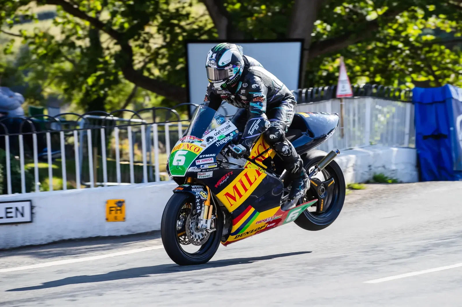 Michael Dunlop en course dans la classe Lightweight Classic TT. Crédit : Île de Man TT.
