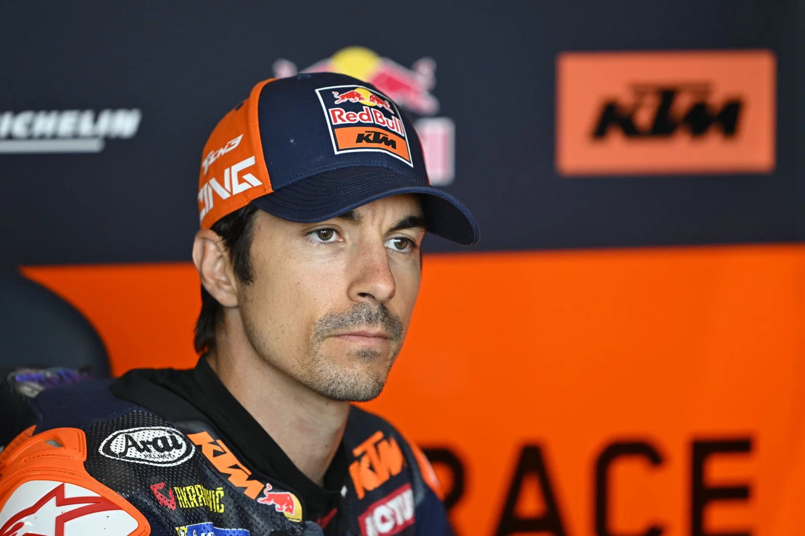 Maverick Vinales dans le garage Tech3. Crédit : Or et Oie.