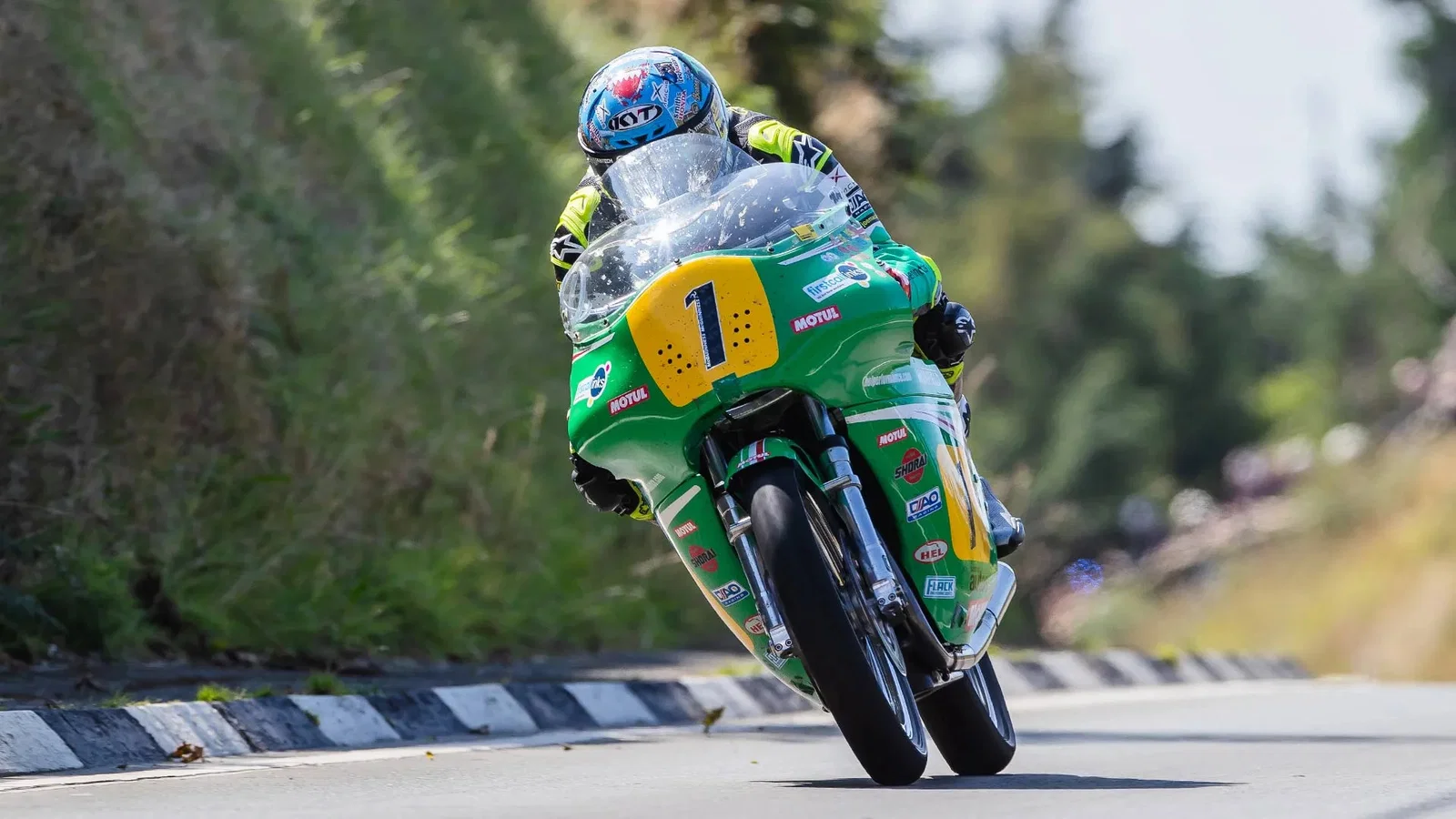 John McGuinness à cheval au Classic TT 2026. Crédit : Île de Man TT.