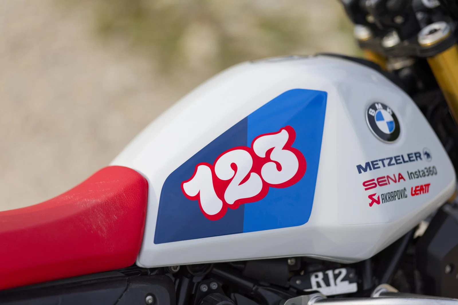 Une BMW GS avec la marque Sena et Metzeler.