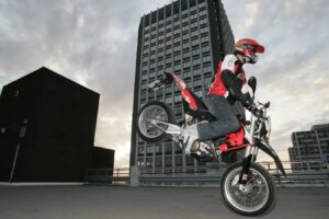 Une étude de la FEMA suggère qu'un motard sur deux calcule mal les distances de freinage de sa moto.