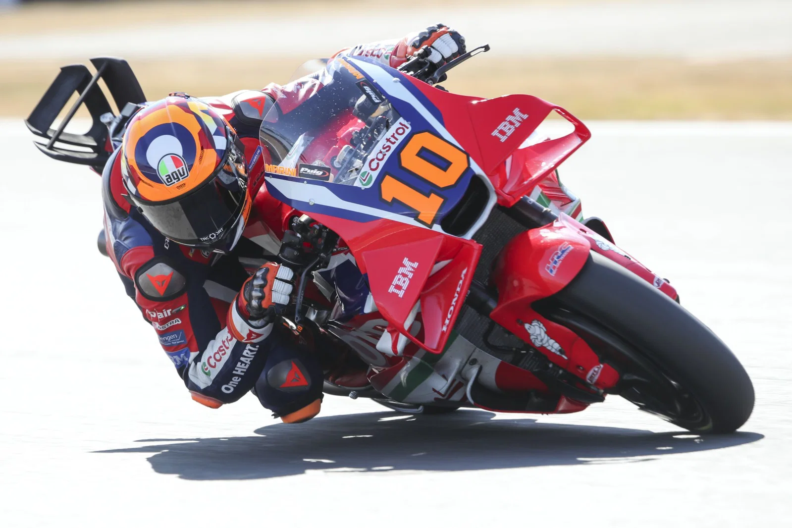 Luca Marini à cheval à Silverstone. Crédit : Or et Oie.