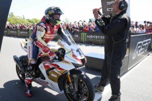 Les stars du TT de l'île de Man disent que John McGuinness est encore trop rapide pour être remplacé