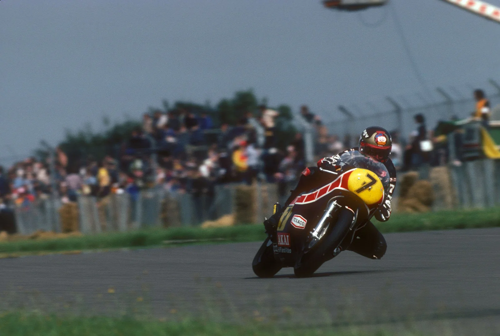 Barry Sheene participe au championnat du monde. Crédit : Or et Oie.