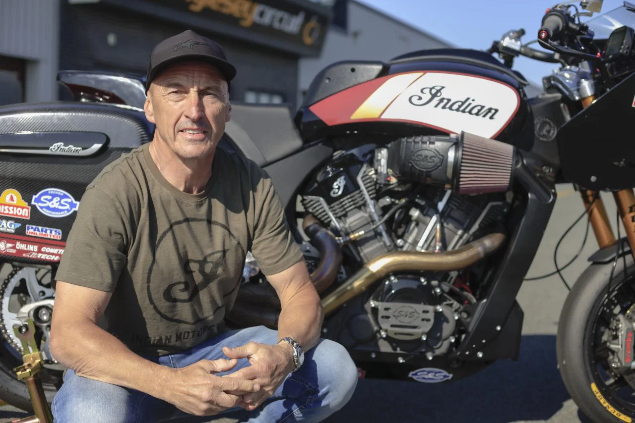 Jeremy McWilliams avec une moto indienne.