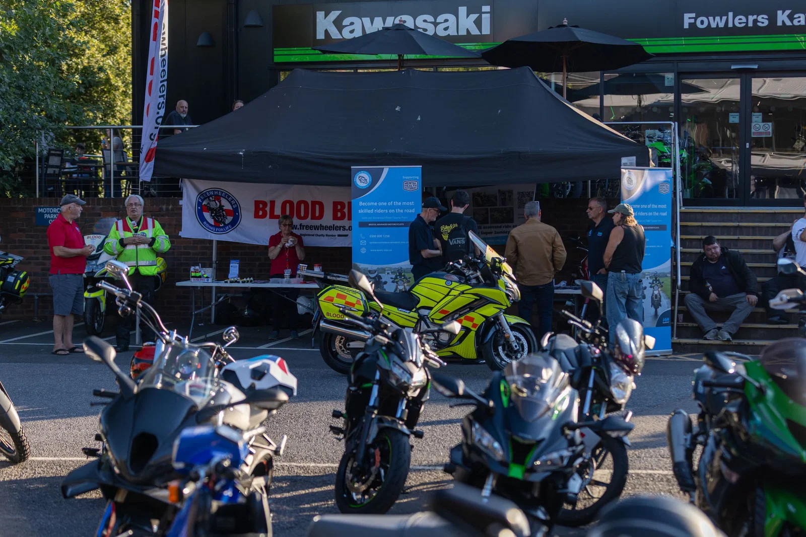 Un stand Kawasaki chez Fowlers.