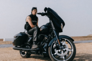 Le musicien britannique Yungblud souffre d'une jambe cassée dans un accident de moto à Sturgis