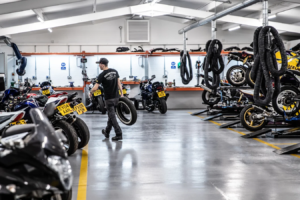Les clients et le personnel de Superbike Factory se réunissent dans des groupes Reddit et WhatsApp après l'administration