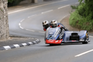 Les frères Crowe font un retour gagnant après un accident au TT de l'île de Man à 160 mph