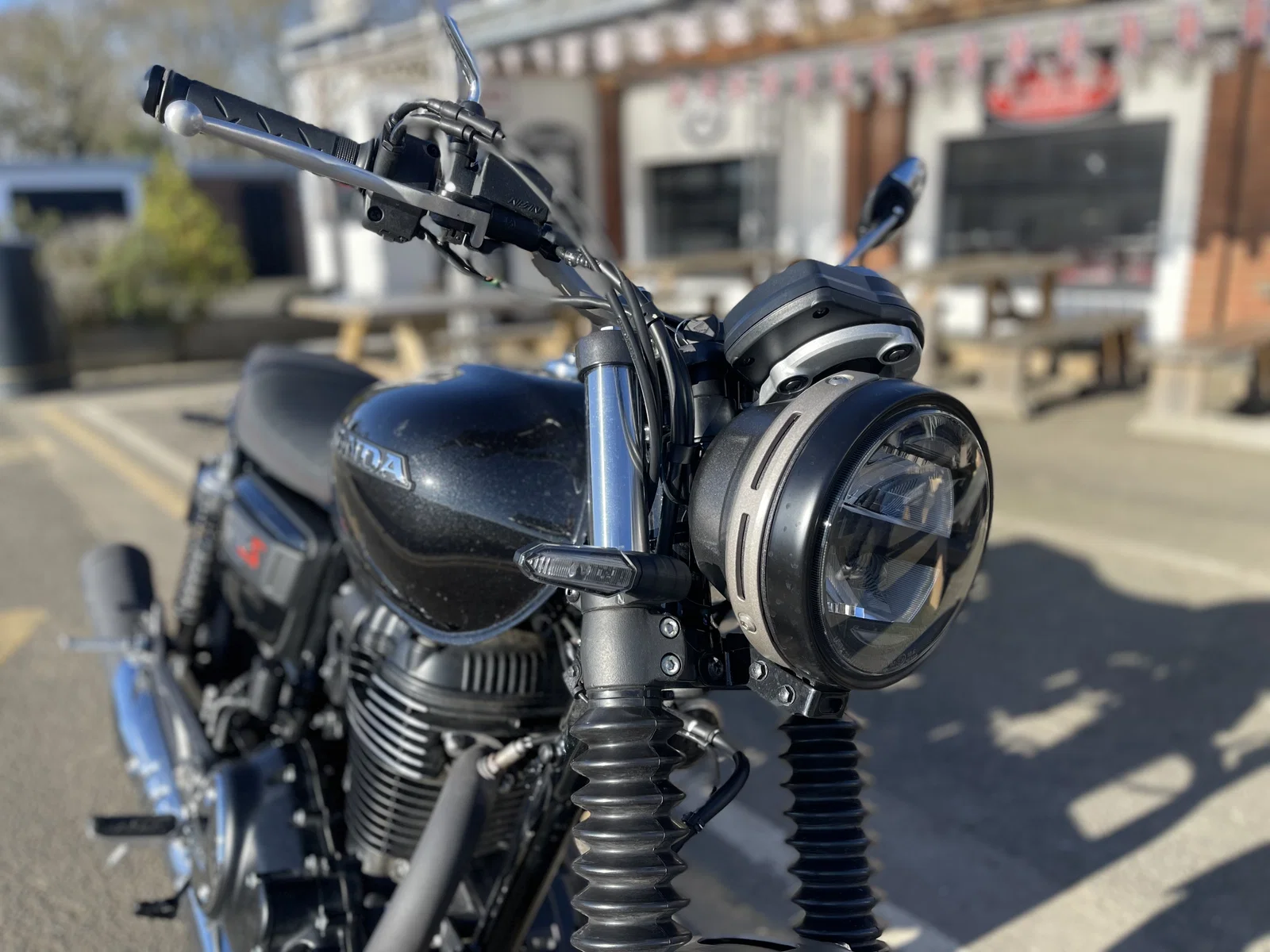 Regard de face sur la Honda GB350S.
