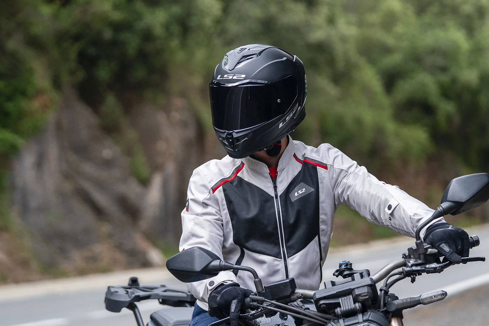 Nouveau casque Storm III en noir. Crédit photo - LS2