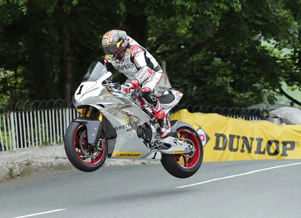 John McGuinness sur une Norton au TT de l'île de Man.